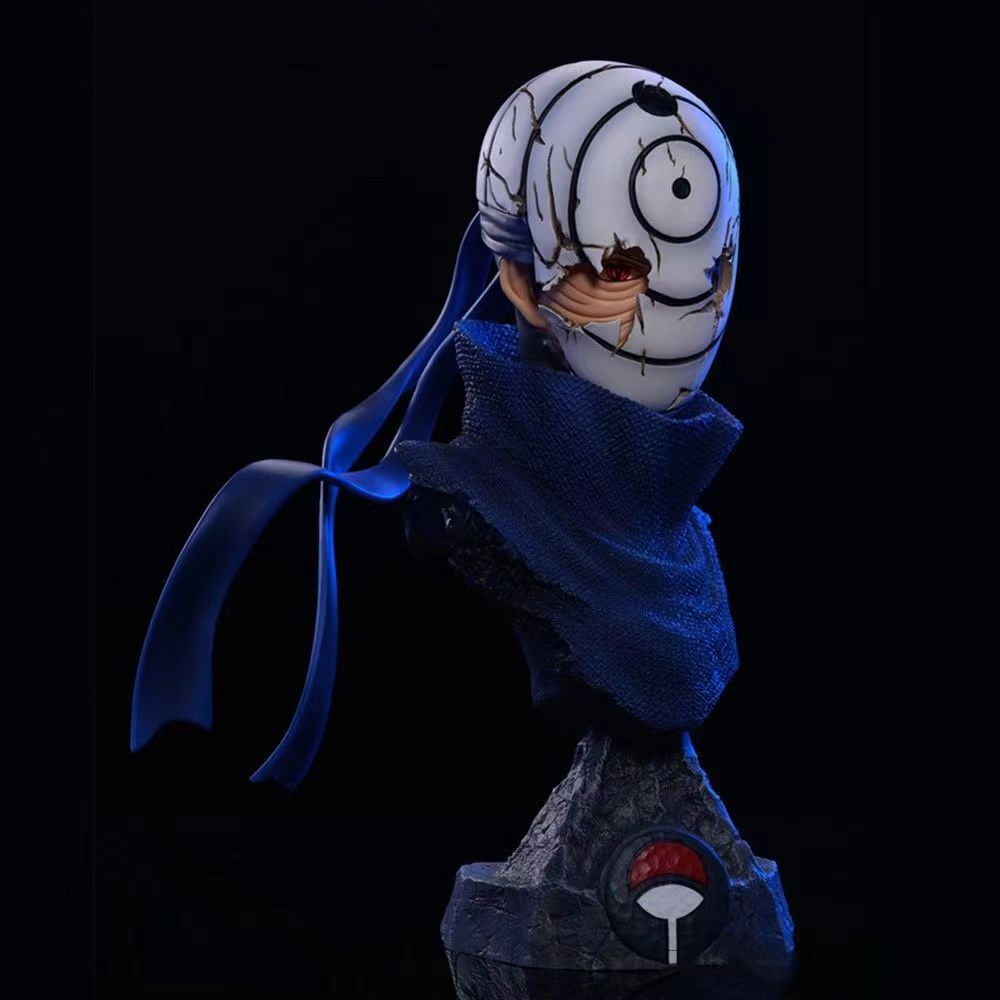 Buste Obito Uchiha 15 cm, masque blanc brisé laissant voir un œil, tissu bleu flottant, socle Uchiha