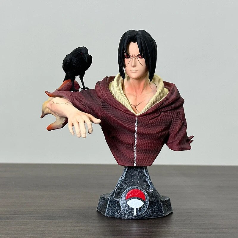 Buste Itachi Uchiha au corbeau sur fond clair, bras tendu, socle Uchiha