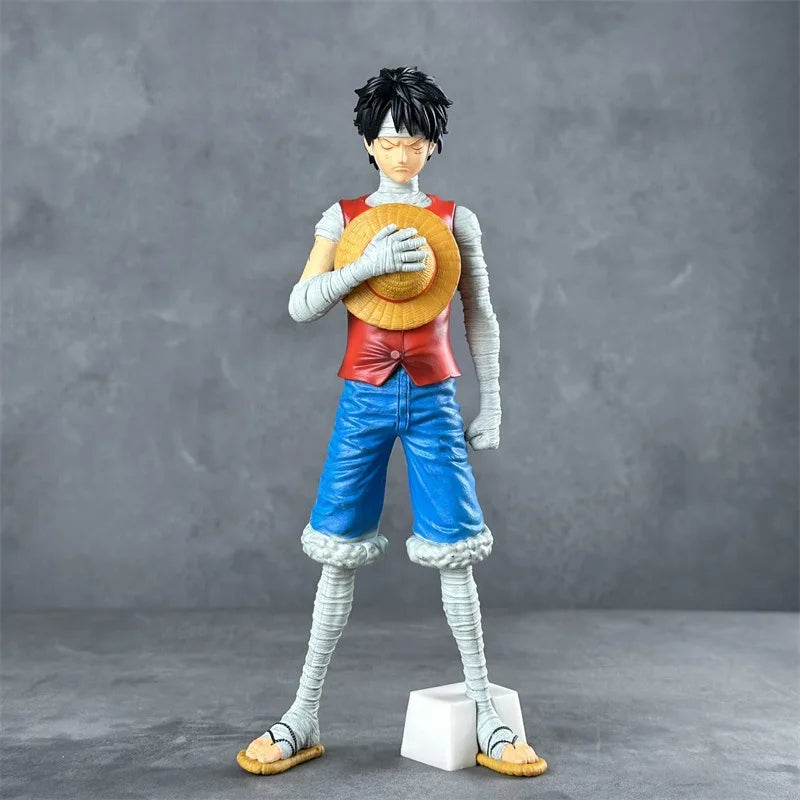 Figurine Monkey D. Luffy One Piece 30cm - Corps bande des bras aux jambes, chapeau de paille tenu contre la poitrine, fond gris