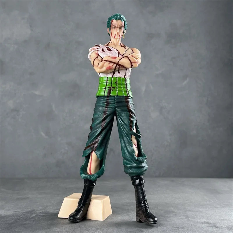 Figurine Roronoa Zoro One Piece 30cm - Bras croises, haramaki vert, torse entaille et pantalon dechire, fond gris