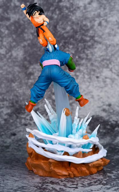 Gros plan : Son Goku ressort du torse de Piccolo Daimaô, poing levé