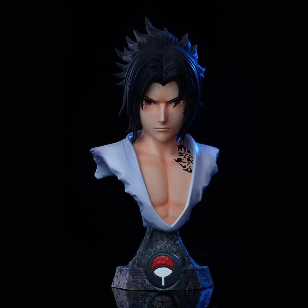 Buste Sasuke Uchiha 15 cm, chemise blanche ouverte, emblème Uchiha sur le socle