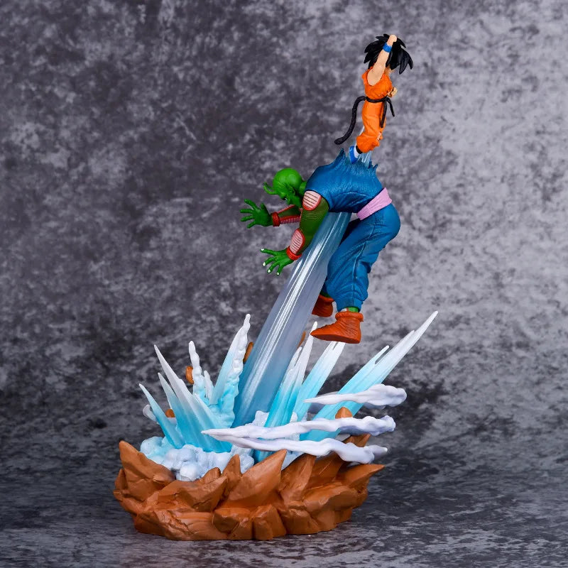 Diorama Goku vs Piccolo Daimaô vu de profil, socle de roche éclatée