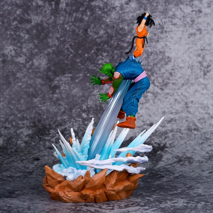 Diorama Goku vs Piccolo Daimaô vu de profil, socle de roche éclatée