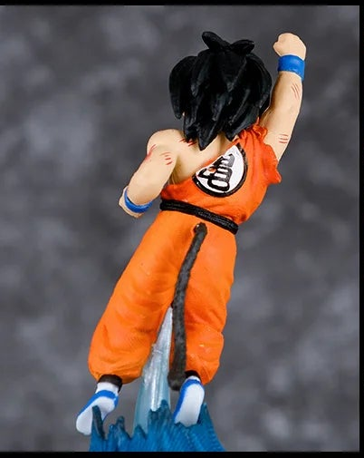 Son Goku de dos, gi orange, bras tendu vers le haut
