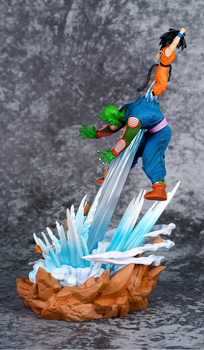Diorama 21 cm de profil : Piccolo Daimaô bras écartés, Goku au-dessus de lui